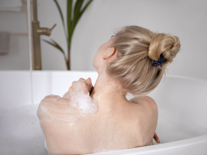 bad in badkamer met model