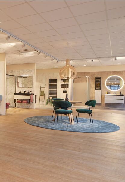 Showroom Breda binnenkant inclusief ronde tafel met stoelen mobiele versie