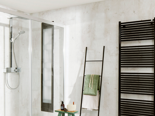 Moderne designbadkamer met zwarte radiator en hangend wit toilet