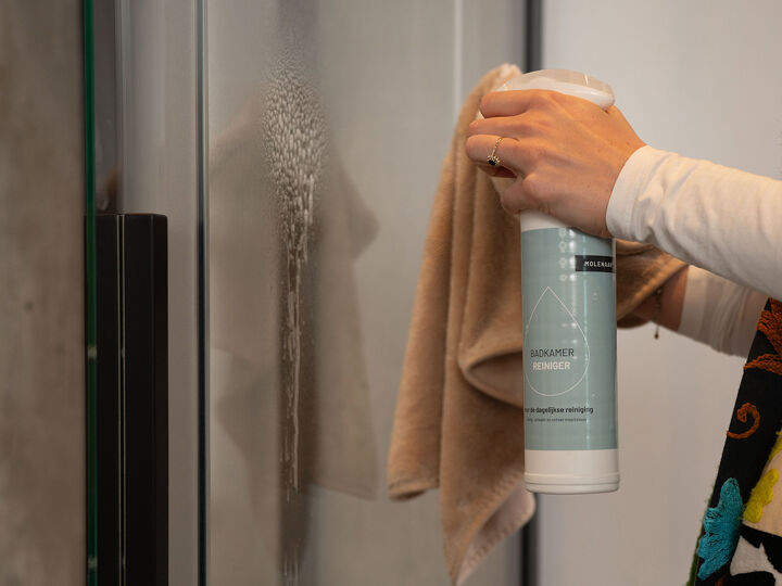 Badkamerreiniger glasscherm inloopdouche schoonmaken