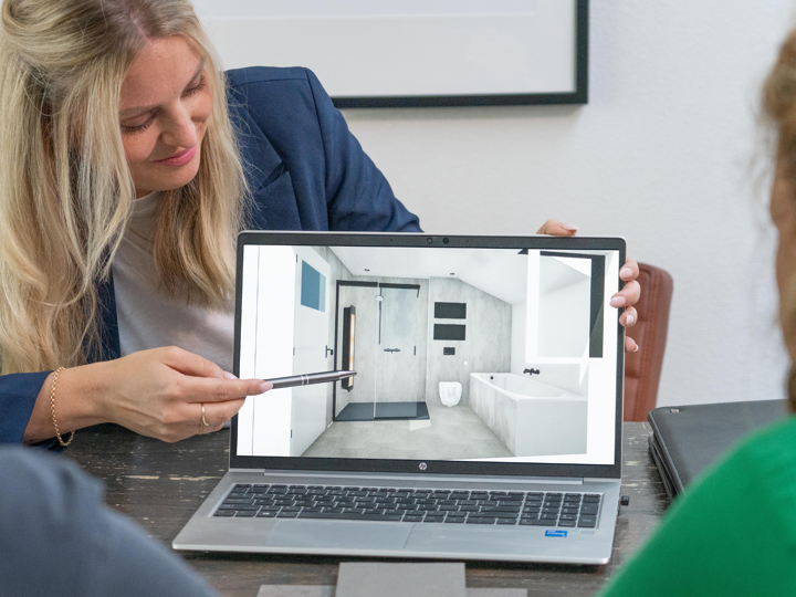 thuisadviseur-tijdens-thuisadviesgesprek-met-3dtekening-2560x1200