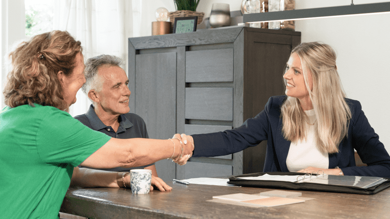 thuisadviseur-tijdens-thuisadviesgesprek-tekent-offerte