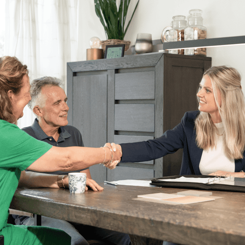 thuisadviseur-tijdens-thuisadviesgesprek-tekent-offerte