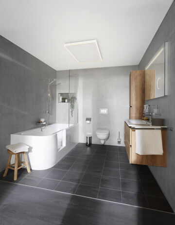 Natuurlijke badkamer met instapbad en Warmthpanel met toilet