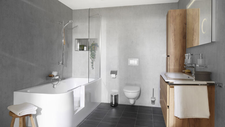 Natuurlijke badkamer met instapbad en Warmthpanel met toilet