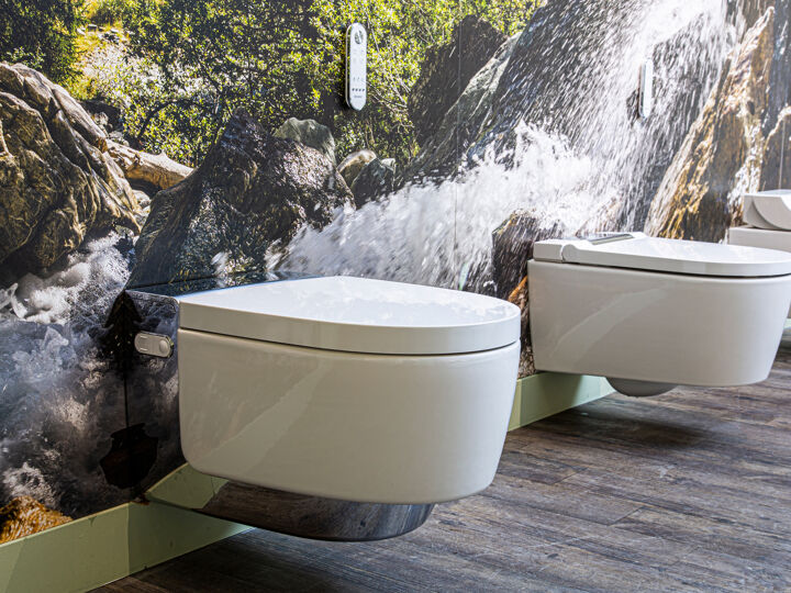 Douchewc's aan Geberit muur ingeklapt zijaanzicht