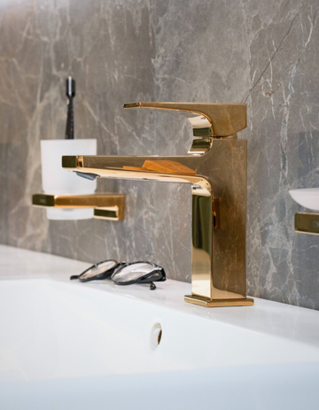 Hotel chic gouden kraan badkamer