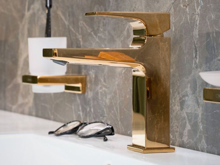 Hotel chic gouden kraan badkamer