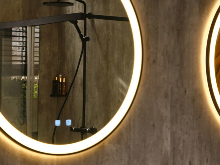 spiegel rond in een industriële badkamer