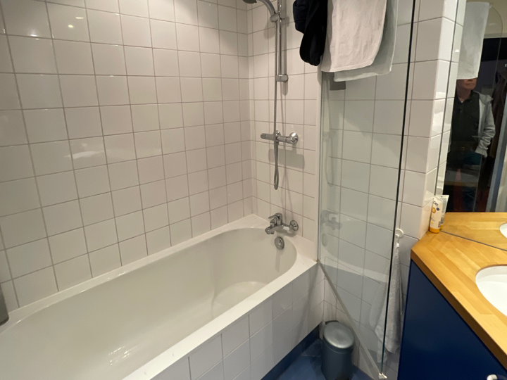 slider-janos-ank-rottedam-voor-renovatie-badkamer