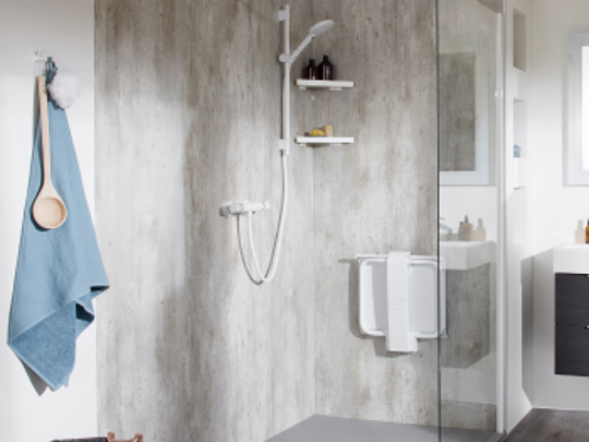 witte regendouche in moderne badkamer