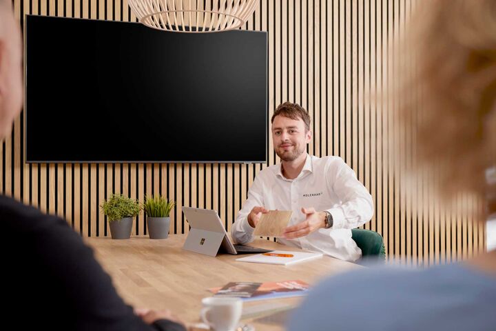 adviseur frank showroom kleurstalen