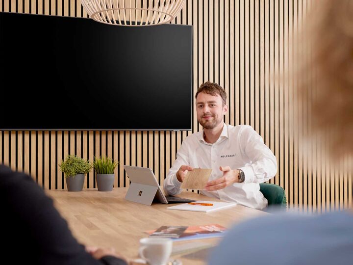 adviseur frank showroom kleurstalen