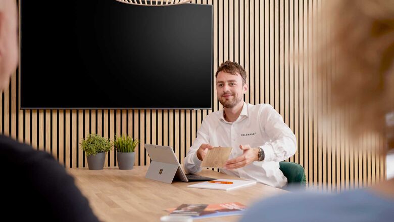adviseur frank showroom kleurstalen