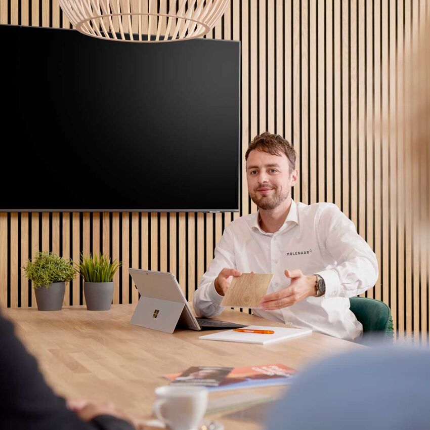 adviseur frank showroom kleurstalen