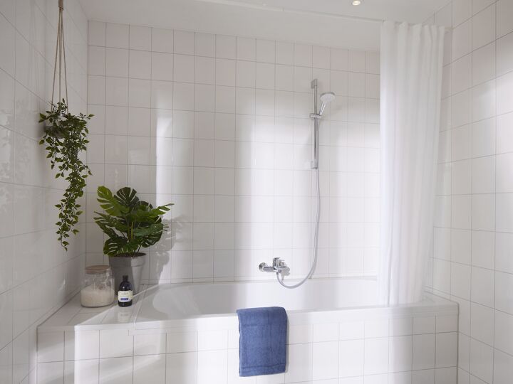 Voor situatie met bad van witte basisopstelling met blauwe handdoek-min