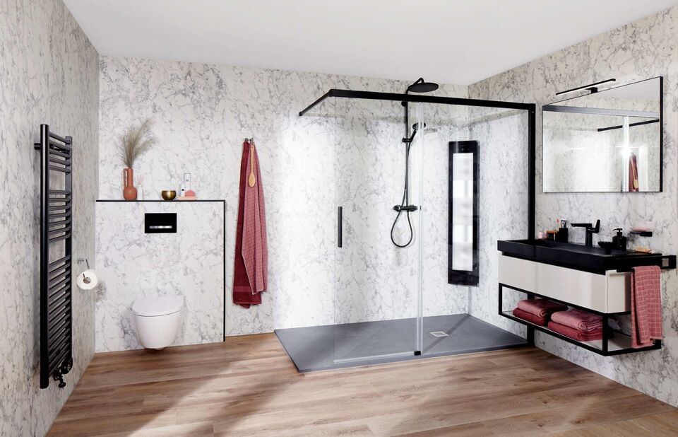 Marmer Chic badkamer met zwarte omlijsting naast hangend toilet en koraalrode handdoek