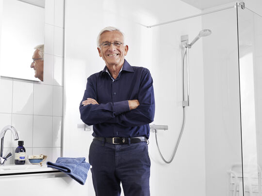 Molenaar model met donkerblauw overhemd in basic badkamer