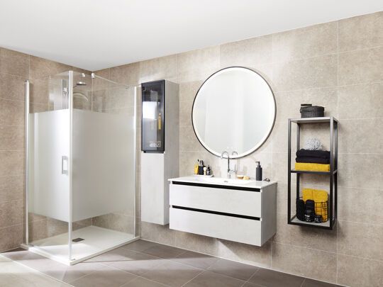 Badkamer woestijnzand met ronde spiegel en kleine douche met glas inclusief matte strook