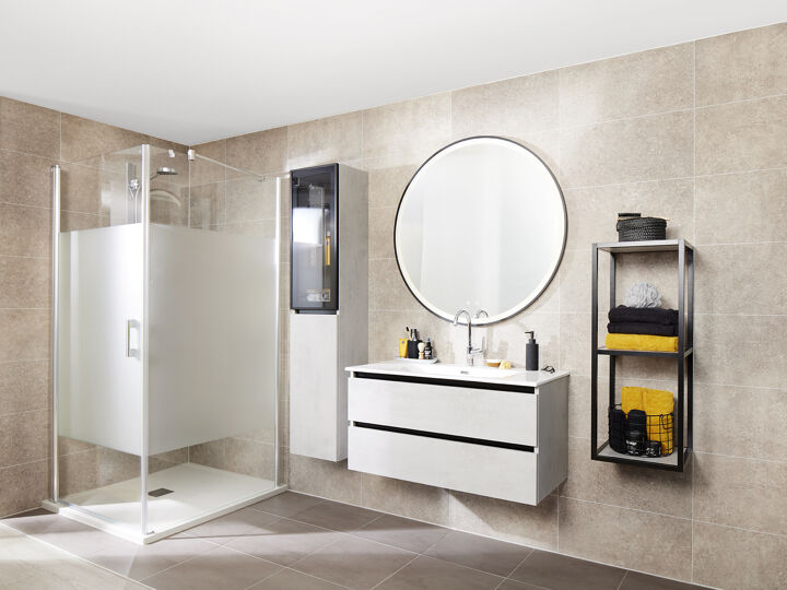 Badkamer woestijnzand met ronde spiegel en kleine douche met glas inclusief matte strook