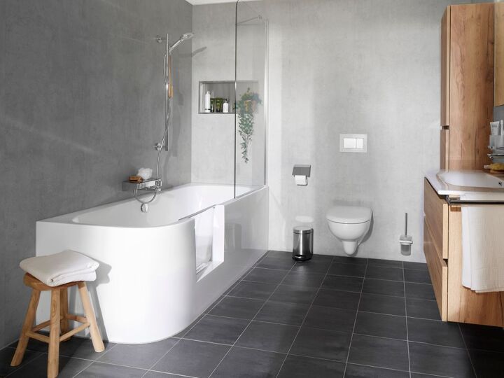 Instapbad overzichtsfoto inclusief toilet en houten krukje