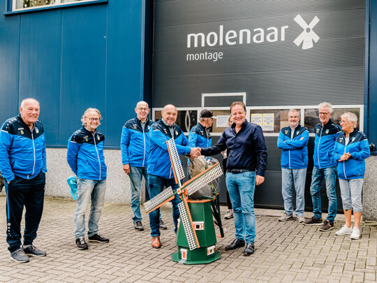 Walking Football schenkt molen aan Molenaar