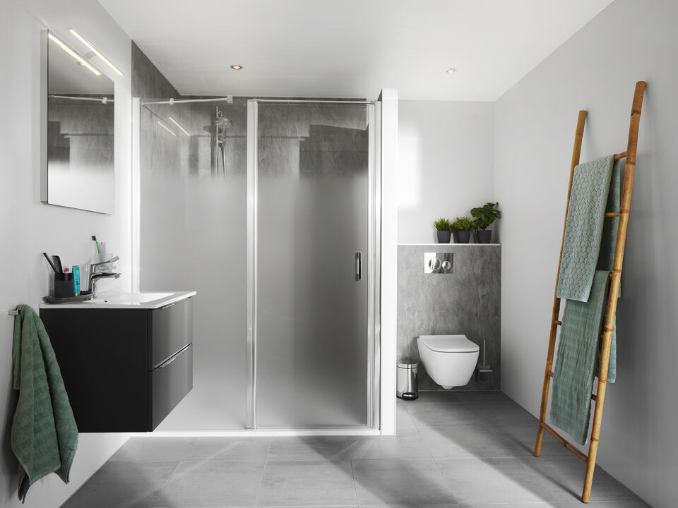 Gebroken beton badkamer met olijfgroene handdoek op houten trap