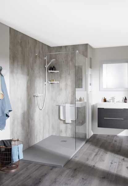 Gebroken beton met grijze vloer en vierkante spiegel met lichtblauwe handdoek