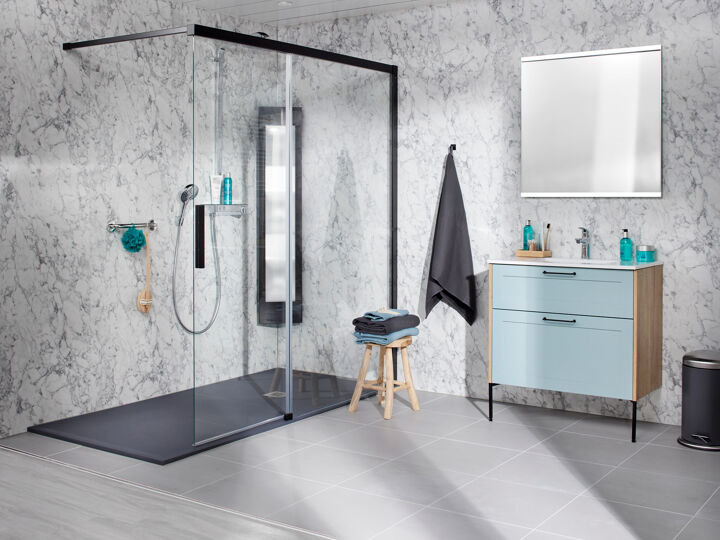 Marmeren badkamer met zwarte omlijsting en babyblauw wastafelmeubel en vierkante spiegel