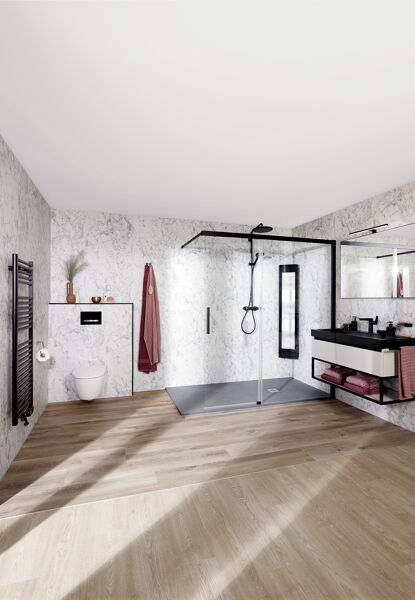 Marmer chic badkamer met rustiek eiken vloer en zwarte sunshower