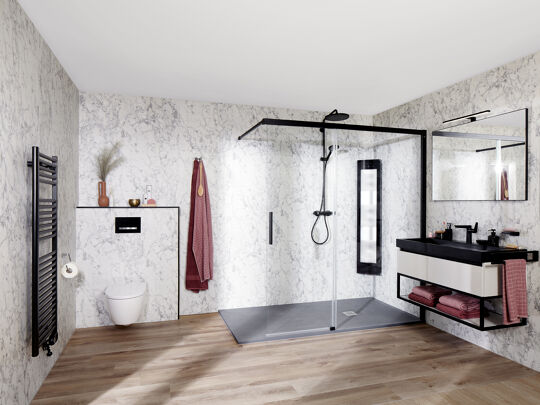Marmer chic badkamer met rustiek eiken vloer en zwarte sunshower