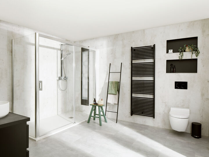 Modern design badkamer met zwarte radiator en hangend wit toilet