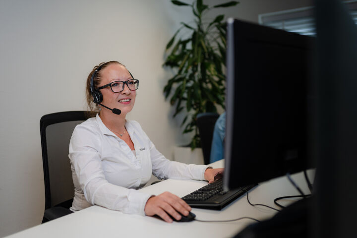 Telefonisch in gesprek met de klant op pc