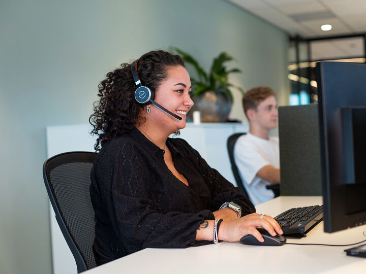 Telefonisch in gesprek met de klant op pc