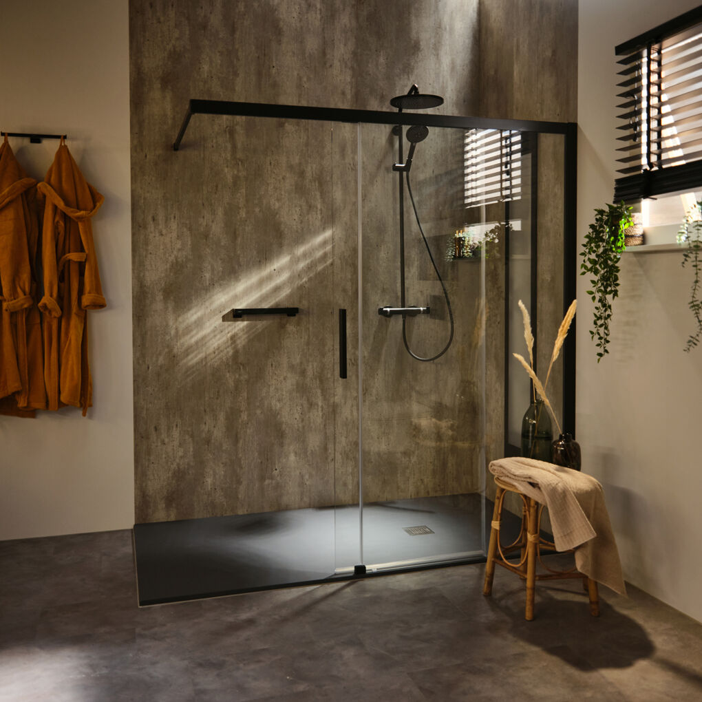 Industriële badkamer met zwarte omlijsting en douchegarnituur en houten krukje