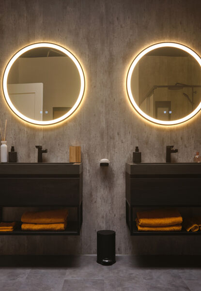 Dubbel industrieel wastafelmeubel met ronde spiegel inclusief verlichting