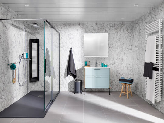 Marmeren badkamer met chromen garnituur en zwarte sunshower naast babyblauwe wastafel
