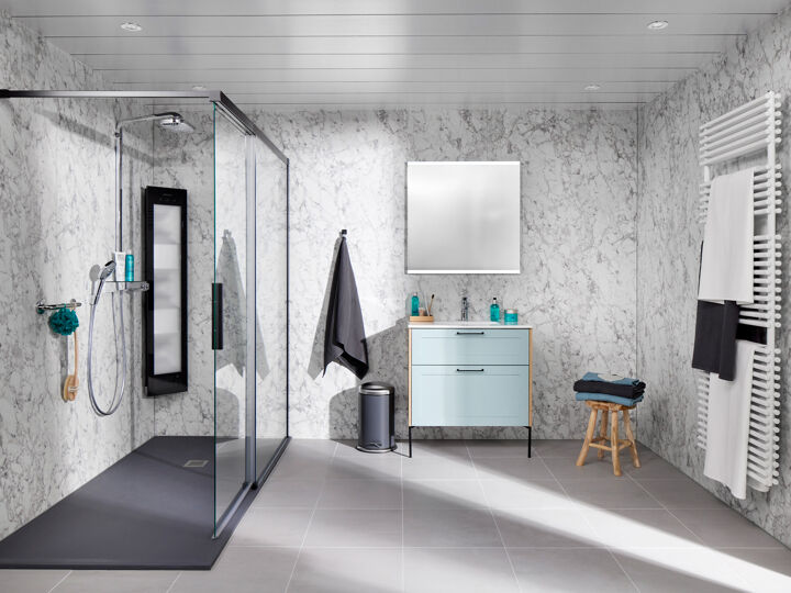 Marmeren badkamer met chromen garnituur en zwarte sunshower naast babyblauwe wastafel