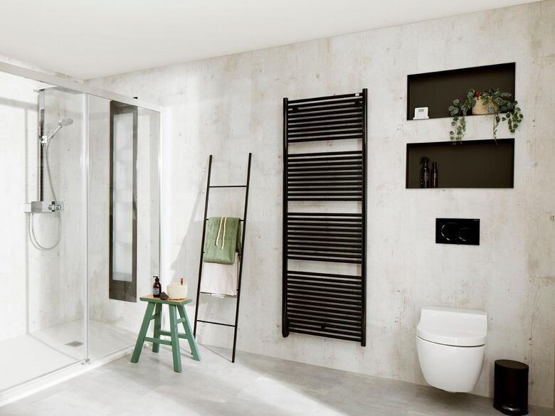 Modern design badkamer met zwarte radiator en sunshower op achtergrond