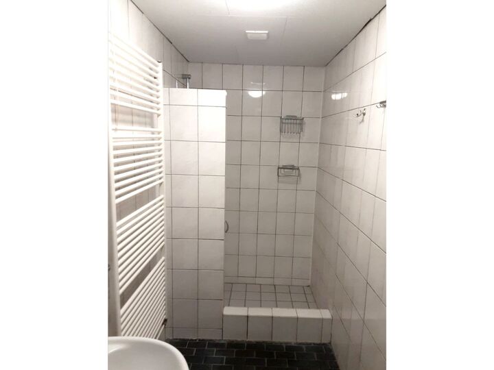 Witte badkamer met douche - voor